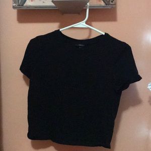 Kinda cropped plain black t shirt